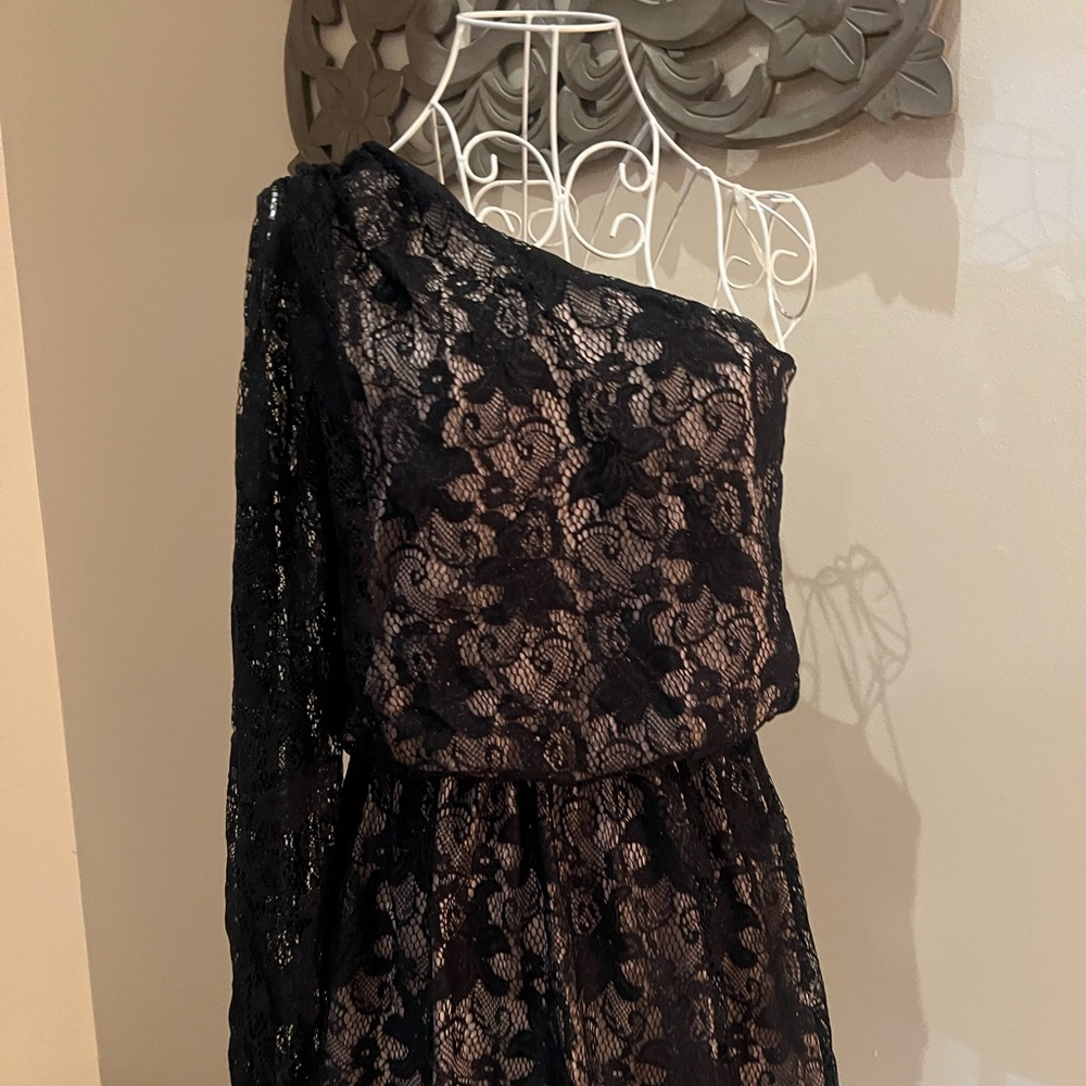 Bisou Bisou Black Lace One-Shoulder Blouse - Picture 4 of 6